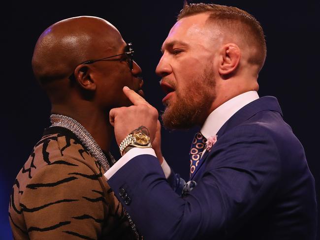 Floyd Mayweather Took a Page Out of McGregor's Style Playbook on their Last  Press Tour Stop