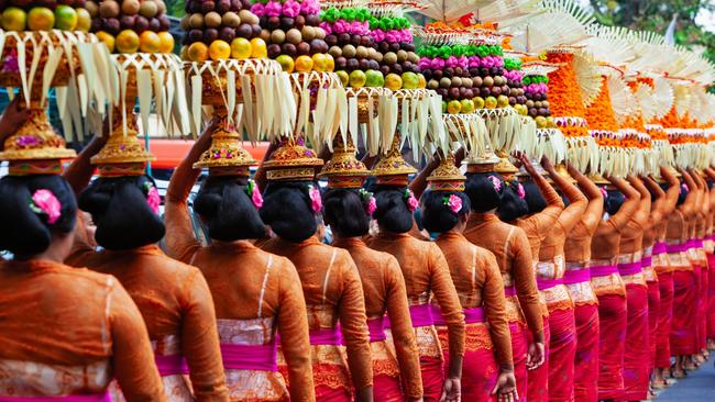 Women carrying offerings for Galungan on Bali.