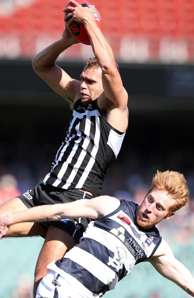 Nathan Krakouer marks over Nicholas Liddle. Picture: Sarah Reed