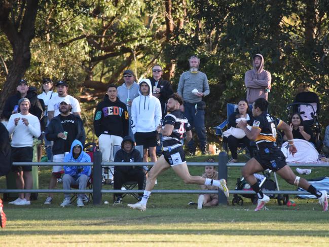 Andrew Willis runs down the sideline. Picture: Sean Teuma/NewsLocal