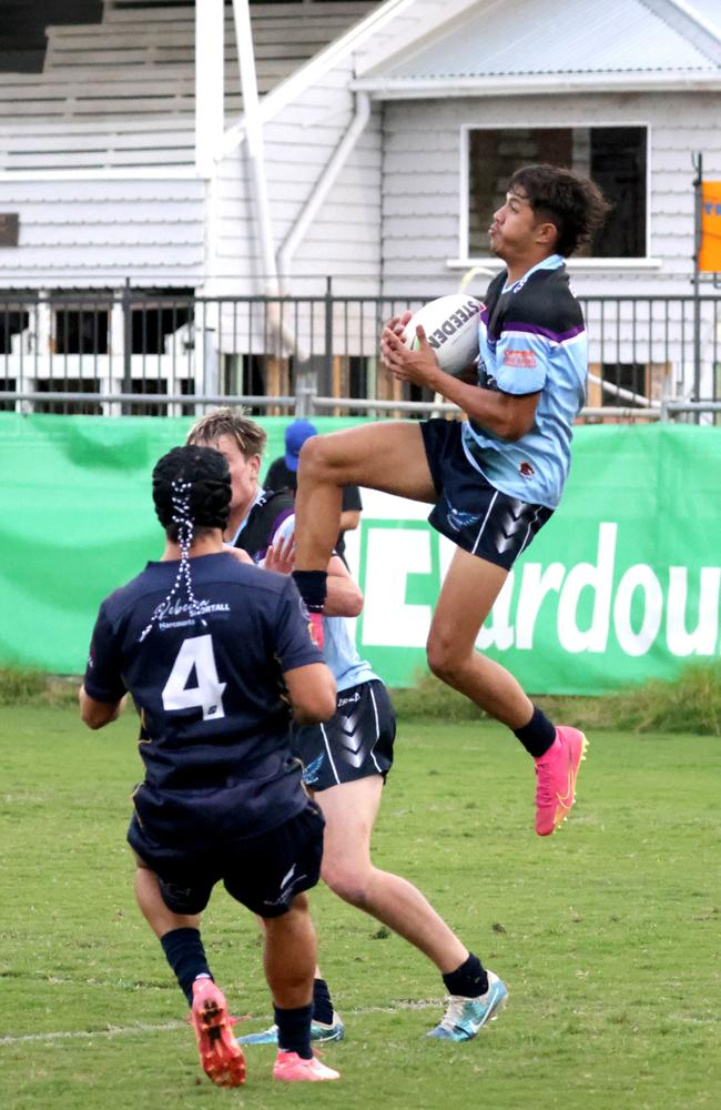 Caloundra SHS soar to snare a bomb. Photo Steve Pohlner