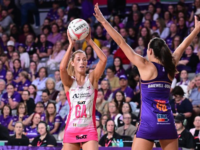 Lauren Frew looks for an open Thunderbirds teammate. Picture: Getty Images