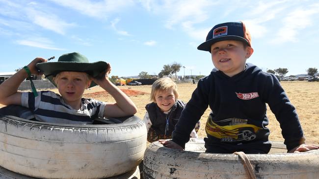 Luca (6), Gem (4 and 3/4) and Zander from Alice Springs at Finke Desert Race 2022. Picture: (A)manda Parkinson