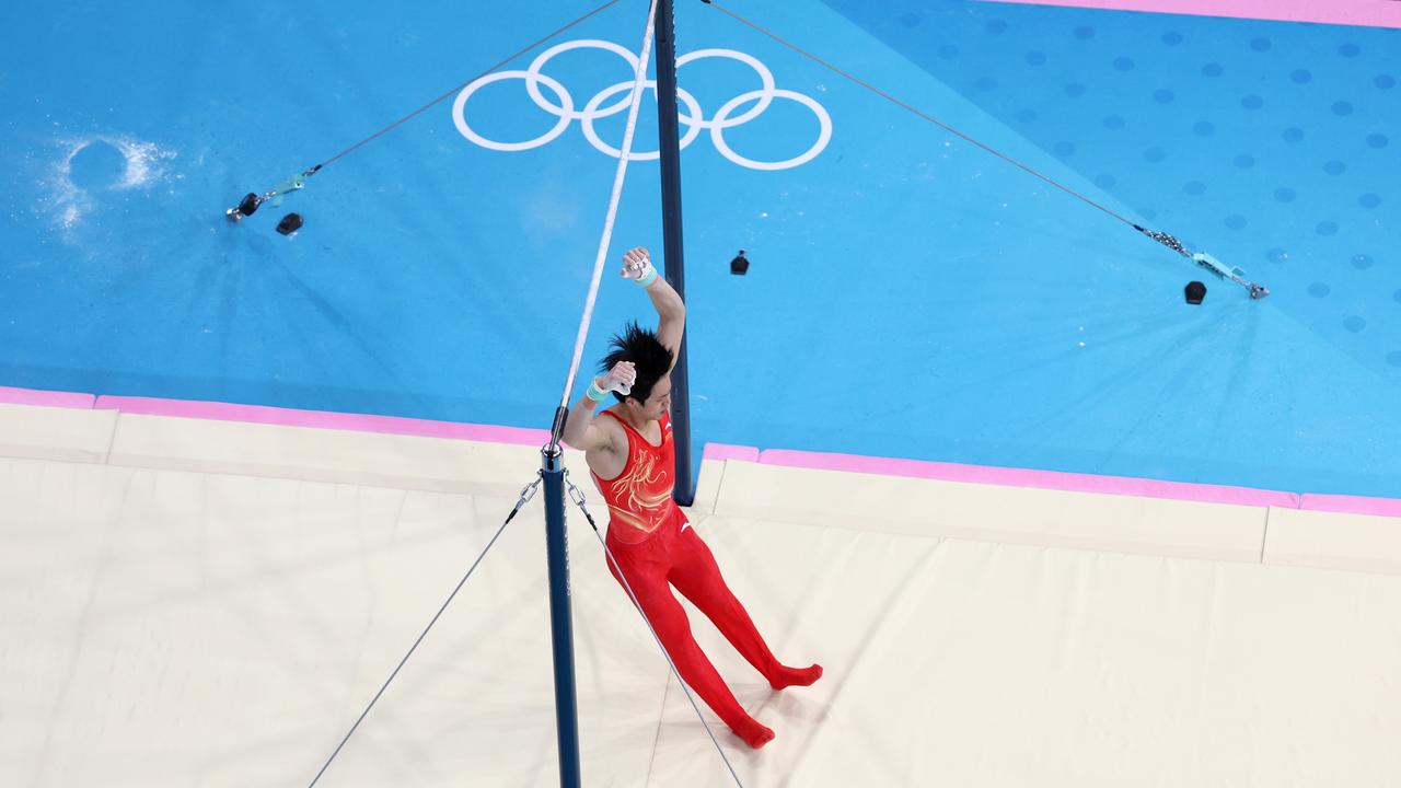 Su Weidefalls on the high bar. Picture: Dan Mullan/Getty Images