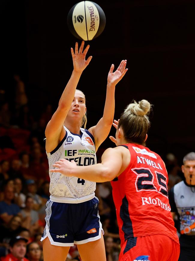 Jazmin Shelley goes for the three. Picture: James Worsfold/Getty Images