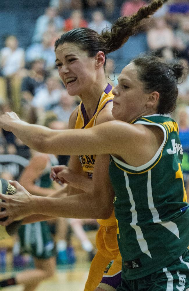 Australian basketballer Alice Kunek (left) has revealed her battle with anxiety in 2014/2015 after a shoulder injury during the WNBL finals.