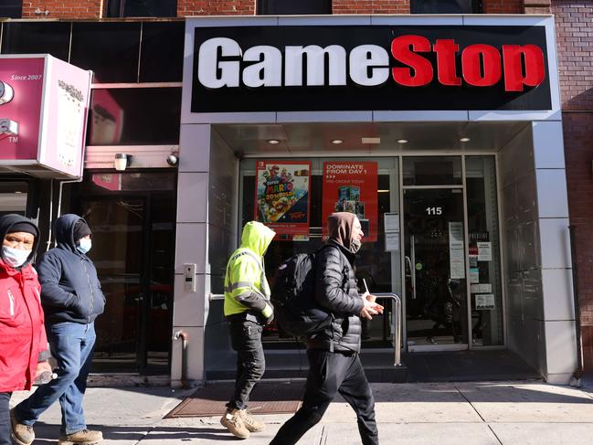 NEW YORK, NEW YORK - JANUARY 28: People walk by a GameStop store in Brooklyn on January 28, 2021 in New York City. Markets continue a volatile streak with the Dow Jones Industrial Average rising over 500 points in morning trading following yesterdays losses. Shares of the video game retailer GameStop plunged.   Spencer Platt/Getty Images/AFP == FOR NEWSPAPERS, INTERNET, TELCOS & TELEVISION USE ONLY ==