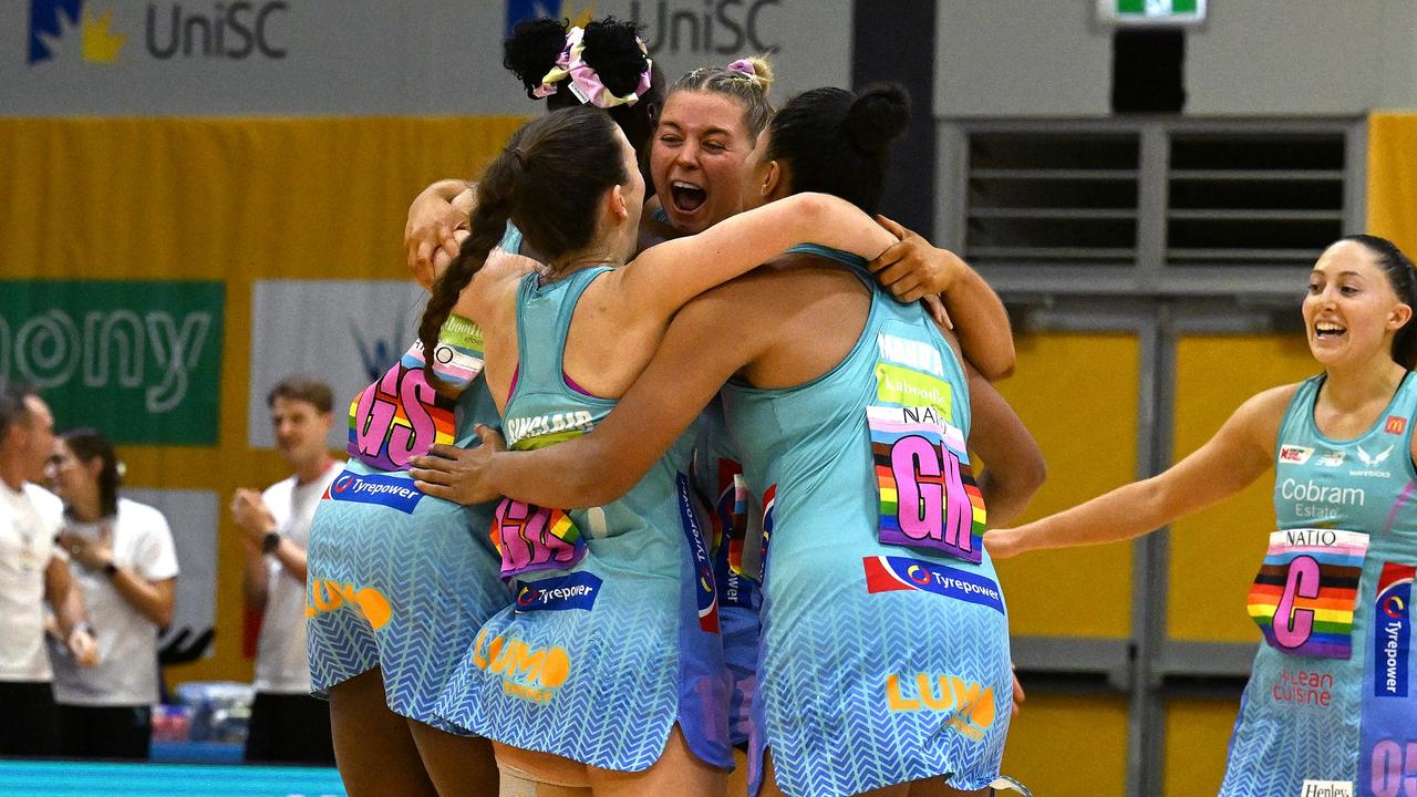 Eleanor Cardwell of the Mavericks and team mates celebrate victory. (Photo by Bradley Kanaris/Getty Images)