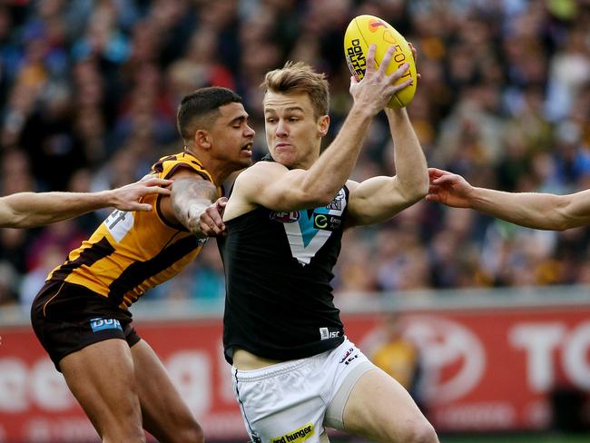 Robbie Gray slips past a Brad Hill tackle. Picture: Colleen Petch.