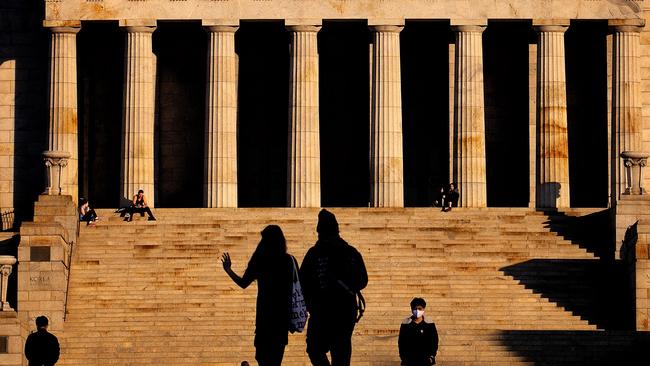 Melburnians wear masks outside Melbourne's Shrine of Remembrance. Picture: Mark Stewart