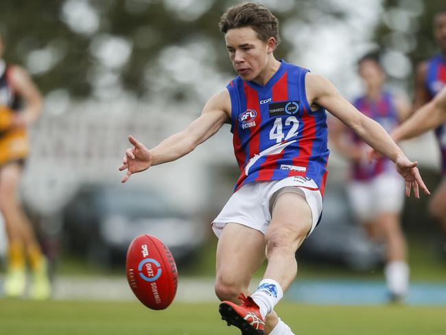 Kyle Viccars gets a kick away for Oakleigh Chargers. Picture: Valeriu Campan