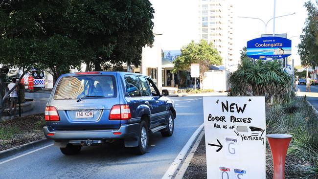 Queensland Police stop and inspect vehicles attempting to enter Queensland at the Griffith Street Coolangatta border crossing. Photo: Scott Powick.