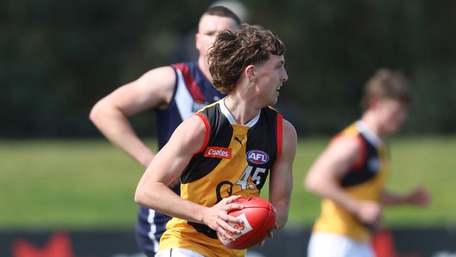 Elwood Peckett gets busy for the Dandenong Stingrays in the Coates Talent League preliminary final against Sandringham Dragons. Photo: Rob Lawson/AFL Photos