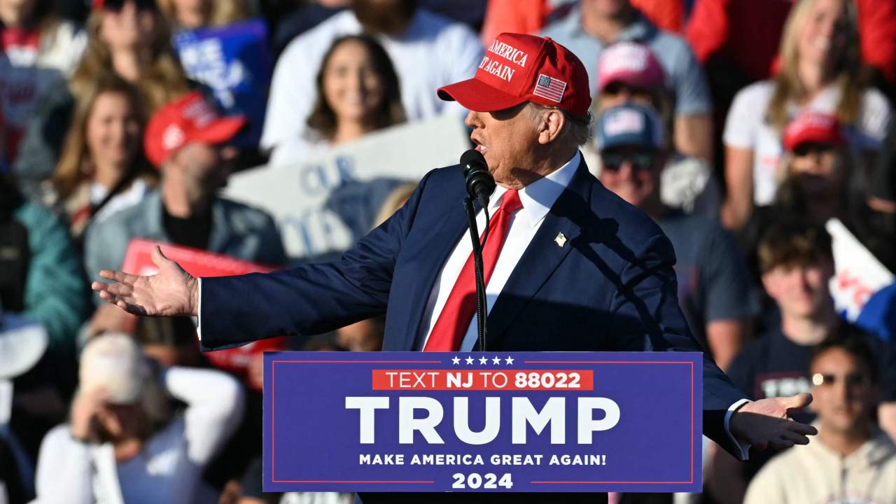 Mega MAGA rally as Donald Trump calls Biden ‘stupid’ in front of ...