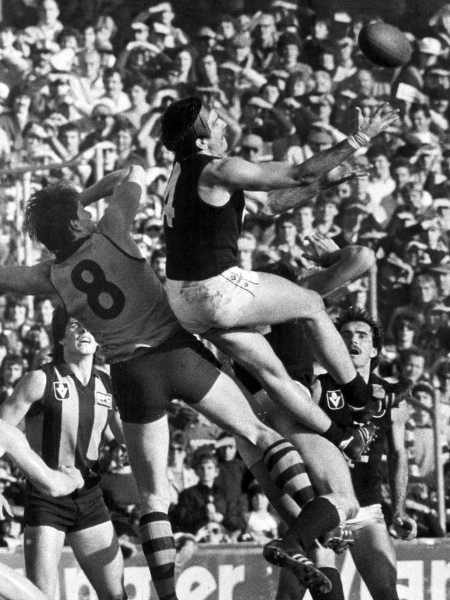 Peter Bosustow takes a spectacular mark for Carlton against Hawthorn in 1983. Picture: File