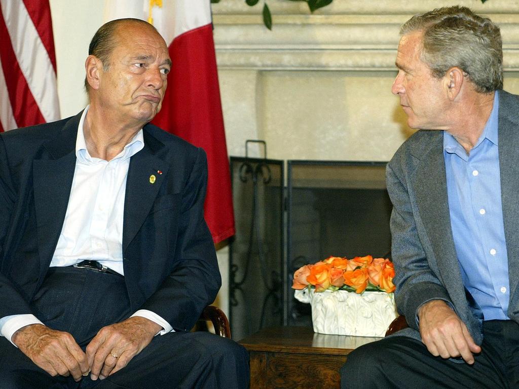 French President Jacques Chirac (L) confers with US President George W. Bush in 2004. Picture: Tim SLOAN / AFP.