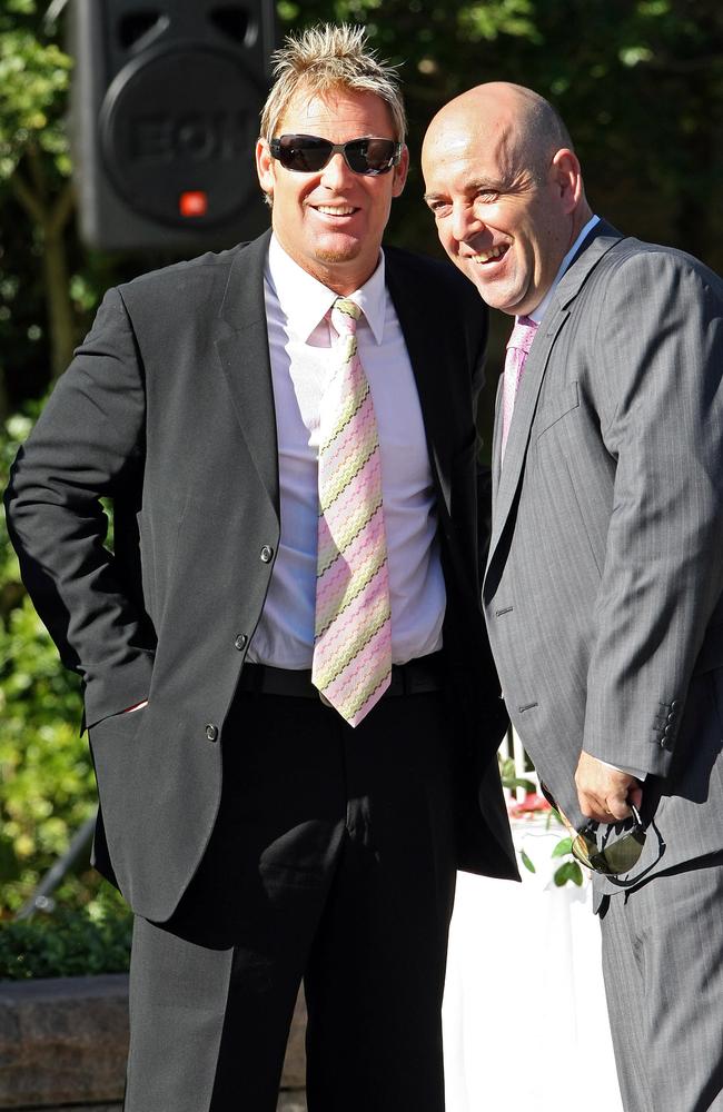 Shane Warne and Darren Lehmann are at loggerheads over criticism of Cricket Australia.