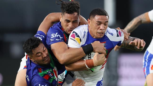 GOSFORD, AUSTRALIA - MARCH 19: Tyson Frizell of the Knights is tackled by Adam Pompey and Eliesa Katoa of the Warriors during the round two NRL match between the New Zealand Warriors and the Newcastle Knights at Central Coast Stadium on March 19, 2021, in Gosford, Australia. (Photo by Ashley Feder/Getty Images)