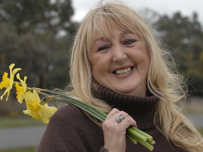 n09sr505 f1 Kyneton Daffodil Festival art preview. Performer Marcie Jones get into the festive spirit