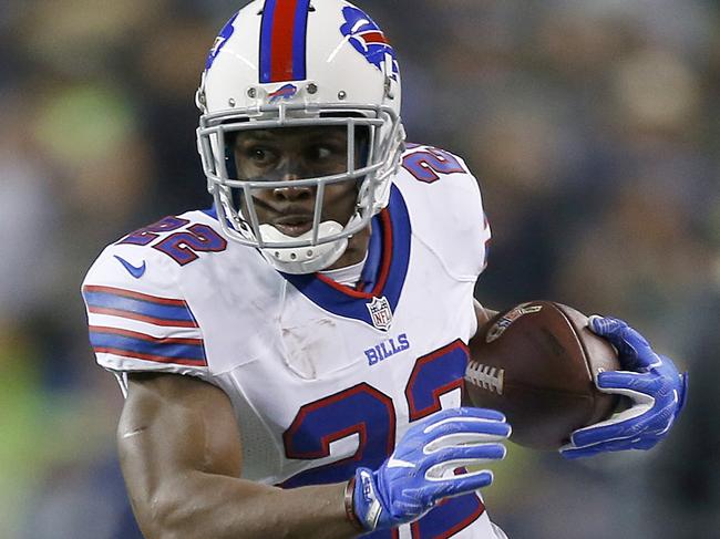 SEATTLE, WA - NOVEMBER 07: Running back Reggie Bush #22 of the Buffalo Bills rushes against defensive back DeShawn Shead #35 of the Seattle Seahawks at CenturyLink Field on November 7, 2016 in Seattle, Washington. (Photo by Otto Greule Jr/Getty Images)