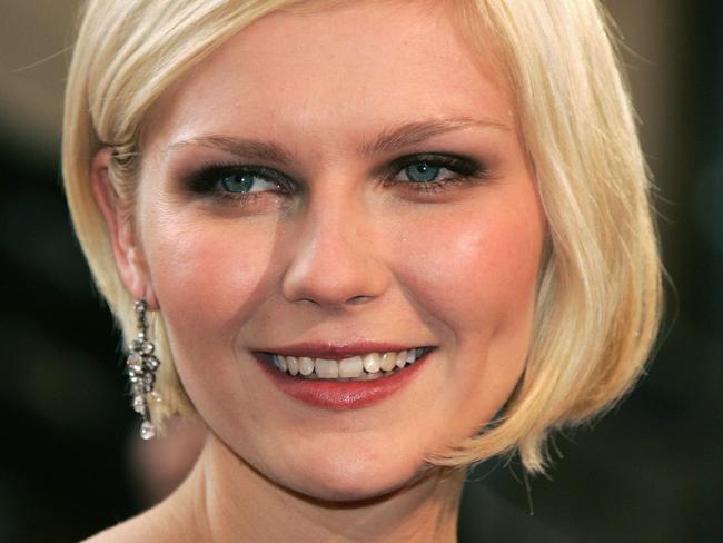 HOLLYWOOD, CA - FEBRUARY 27: Actress Kirsten Dunst arrives the 77th Annual Academy Awards at the Kodak Theater on February 27, 2005 in Hollywood, California. (Photo by Vince Bucci/Getty Images) renatapix