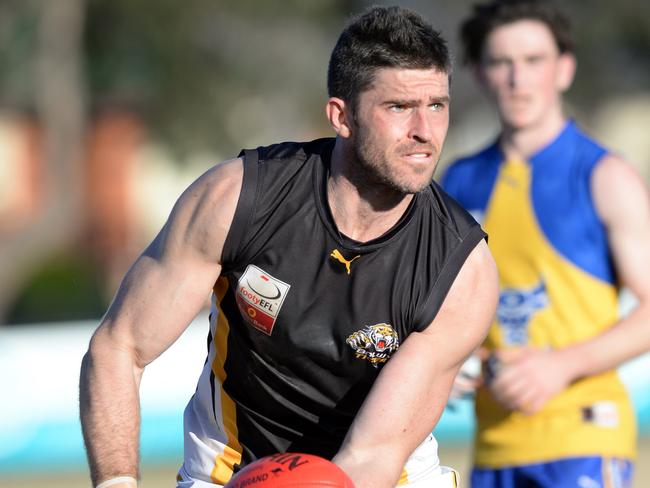 Kris Pendlebury feeds out a handball. Picture: Chris Eastman/AAP