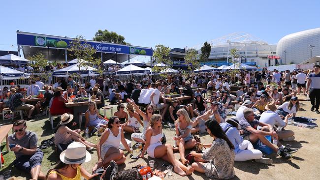 Buy a ground pass to enjoy the atmosphere of Grand Slam Oval and watch the tennis on the big screen.