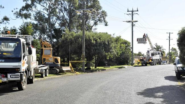 BLACK OUT: Essential Energy crews at the scene. Picture: Ebony Stansfield