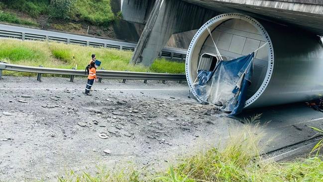 A stuck wind turbine continues to cause chaos on the Warrego Highway near Ipswich. PIcture: Facebook/David Martin: Ipswich