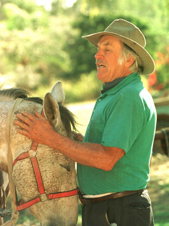 21 jul 1999 Pic Rob/Middenway – Ex horse breaker / stockman Des Day (74), is loved by his horses, he claims to have revealed the site of the shale oil deposit near Gladstone, in error in the /1950s – headshot aged man