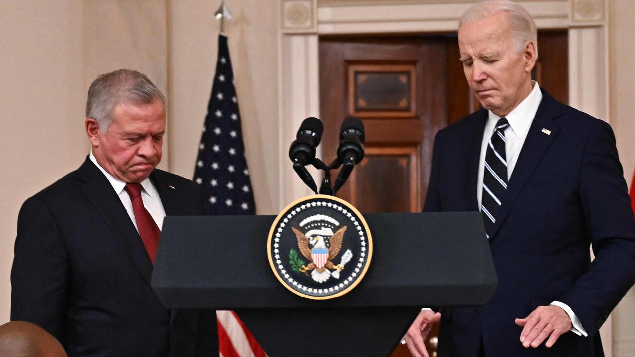 Confused Biden looks lost as he wanders behind podium as Jordan’s King speaks