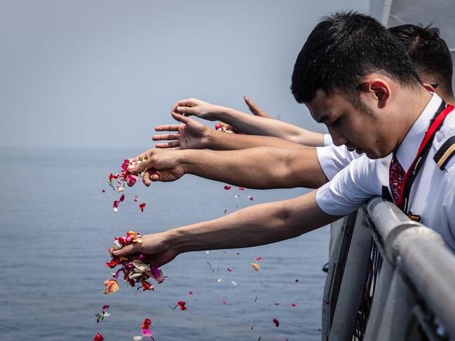 KARAWANG, INDONESIA - NOVEMBER 06: colleagues of victims of Lion Air flight JT 610 throw flowers on deck of Indonesian Navy ship KRI Banjarmasin during visit and pray at the site of the crash on November 6, 2018 in Karawang, Indonesia. Indonesian investigators said on Monday the airspeed indicator for Lion Air flight 610 malfunctioned during its last four flights, including the fatal flight on October 29, when the plane crashed into Java sea and killed all 189 people on board. The Boeing 737 plane crashed shortly after takeoff as investigators and agencies from around the world continue its week-long search for the main wreckage and cockpit voice recorder which might solve the mystery.  (Photo by Ulet Ifansasti/Getty Images) *** BESTPIX ***