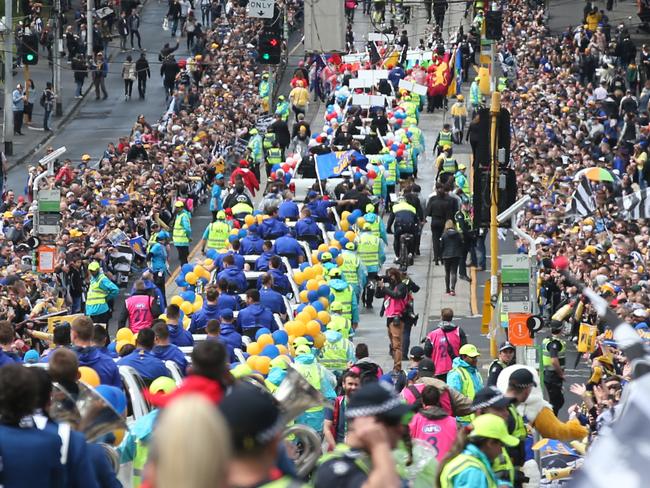 Fans line the streets during the AFL Grand Final Parade in Melbourne, Friday, September 28, 2018. The Collingwood Magpies play the West Coast Eagles in tomorrow's AFL Grand Final. (AAP Image/David Crosling) NO ARCHIVING