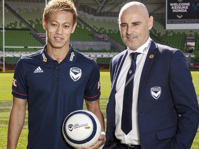 New Melbourne Victory signing Keisuke Honda (left) and Victory coach Kevin Muscat pose for a photo during a Melbourne Victory A-League press conference at AAMI Park in Melbourne, Wednesday, August 15, 2018. (AAP Image/Daniel Pockett) NO ARCHIVING