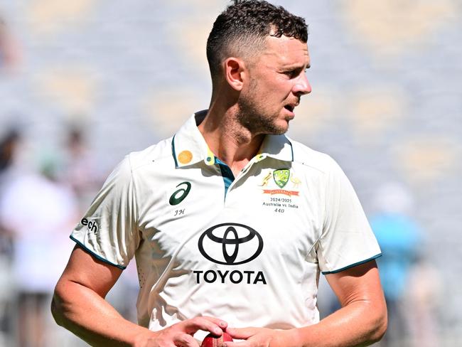 Australia's Josh Hazlewood prepares to bowl on day three of the first Test cricket match between Australia and India at Optus Stadium in Perth on November 24, 2024. (Photo by SAEED KHAN / AFP) / -- IMAGE RESTRICTED TO EDITORIAL USE - STRICTLY NO COMMERCIAL USE --