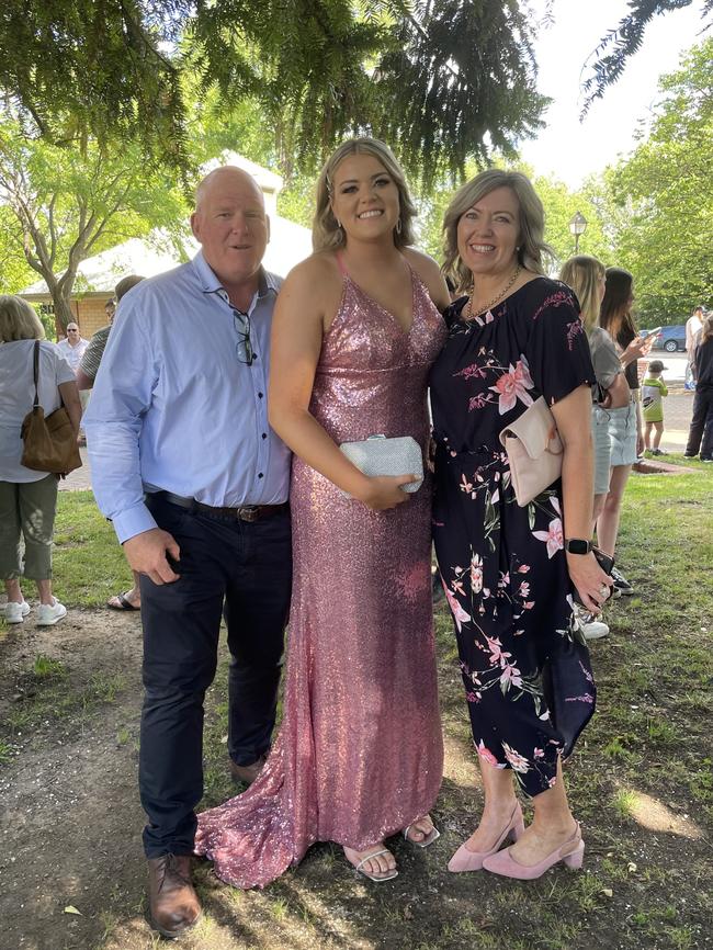 Supplied Editorial Abbey Emerson with her parents Belinda and Ian.