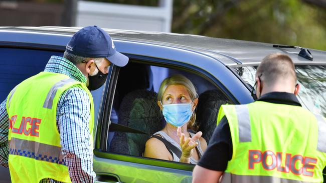 Police and Emergency services check cars and people crossing the Queensland/NSW border during the harsh border closure due to the Covid-19 outbreak in Sydney. Picture: NCA NewsWire / John Gass