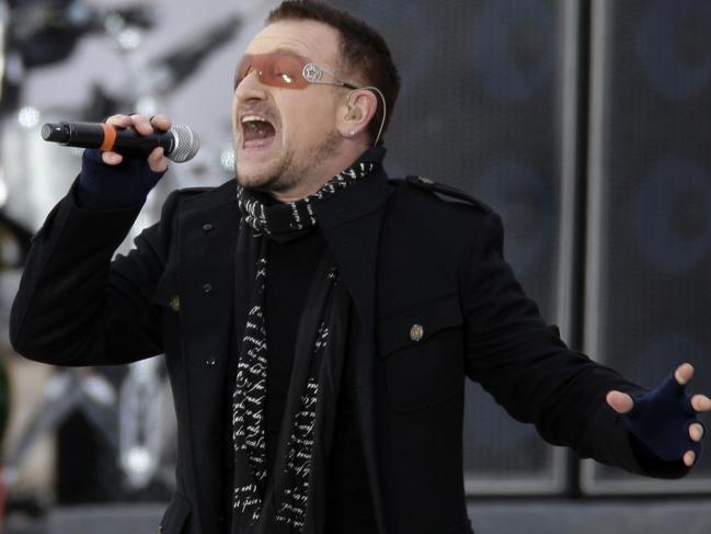 Singer Bono from band 'U2' performs at the We Are One: Opening Inaugural Celebration at the Lincoln Memorial in Washington, DC, 18/01/2009.