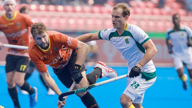 Kookaburra Joshua Beltz tussling with an opponent during the Kookaburras’ 9-2 victory over South Africa. (Photo by WorldSportPics).