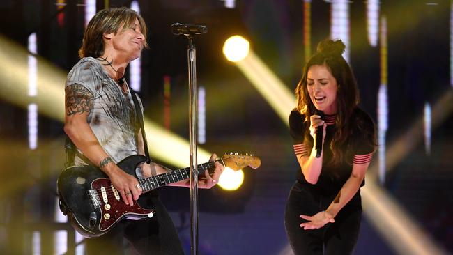 Keith Urban and Amy Shark performing at the 22nd ARIA Awards at The Star, in Sydney, on November 28, 2018. Picture: AAP/Joel Carrett