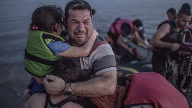 Kos Refugees Photo Of Syrian Man Laith Majid Crying Has Heartbreaking Story Au