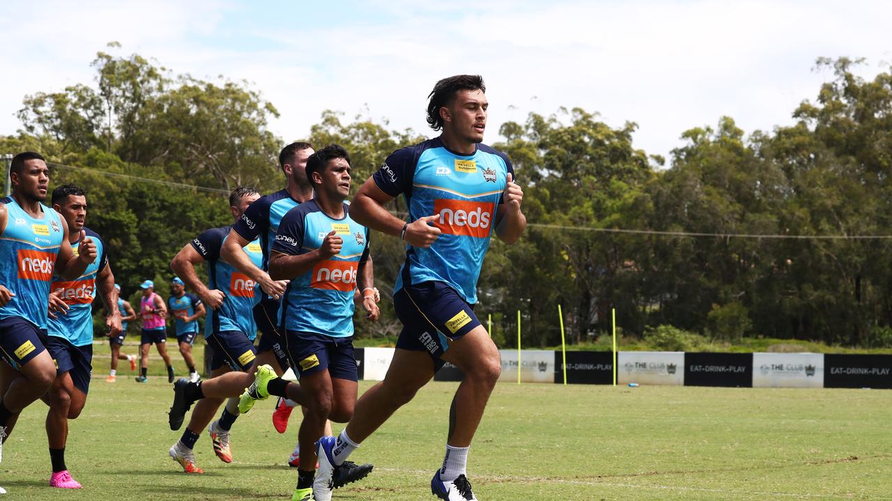 Tino Fa'asuamaleaui leading the pack. Picture: Jason O'Brien