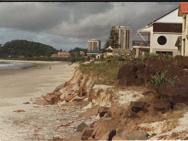 1996: Erosion of Palm Beach.