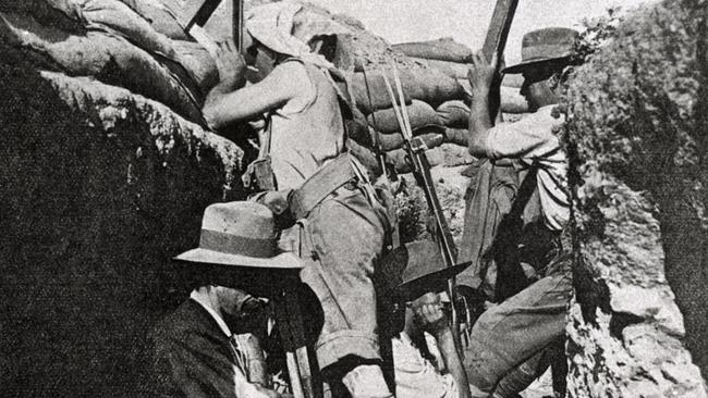 Francotiradores australianos en las trincheras de Gallipoli.