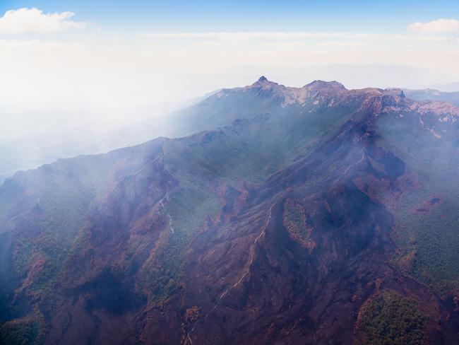 2019 Tasmanian bush fires. Fire stretching up the Eliza Plateau Track towards Mount Eliza and across Deception Ridge, Celtic Hill Fire - at Southwest National Park. . Picture - LUKE TSCHARKE / PAR AVION