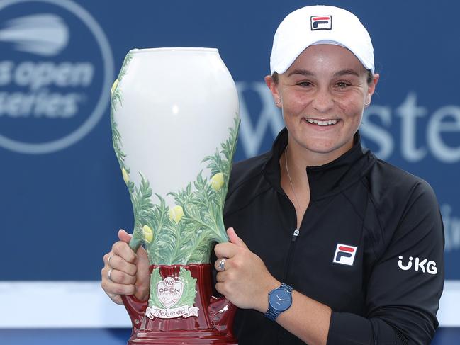 MASON, OHIO - AUGUST 22: Ashleigh Barty of Australia holds the championship trophy after defeating Jil Teichmann of Switzerland during the women's singles finals of the Western & Southern Open at Lindner Family Tennis Center on August 22, 2021 in Mason, Ohio.   Matthew Stockman/Getty Images/AFP == FOR NEWSPAPERS, INTERNET, TELCOS & TELEVISION USE ONLY ==