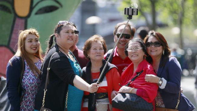 The unstoppable selfie stick trend ‘invaded’ American shores.