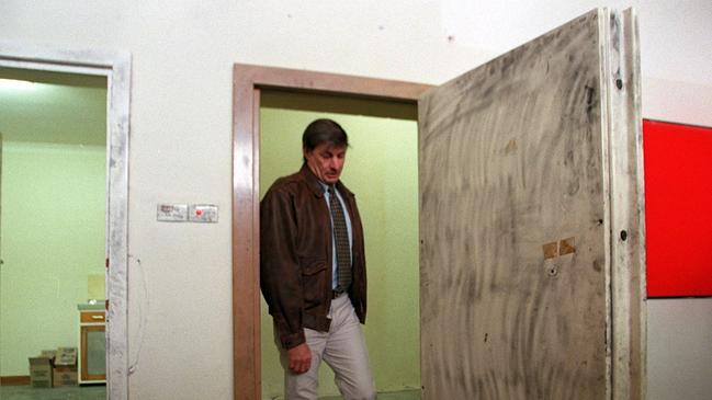 May 1999 - Police officer Denis Edmond inside the disused Snowtown bank vault where 8 victims were found in six plastic barrels. 2 more bodies were found in a backyard and 2 more bodies found elsewhere. John Justin Bunting was found guilty of 11 murders and Robert Wagner of 7 murders 08/09/03. Victims: Clinton Trezise, Thomas Trevilyan, Michael Gardiner, Barry Lane, Gavin Porter, Troy Youde, Frederick Brooks, Gary O'Dwyer, Elizabeth Haydon, David Johnson & Ray Davies. / Murder / SA crime serial