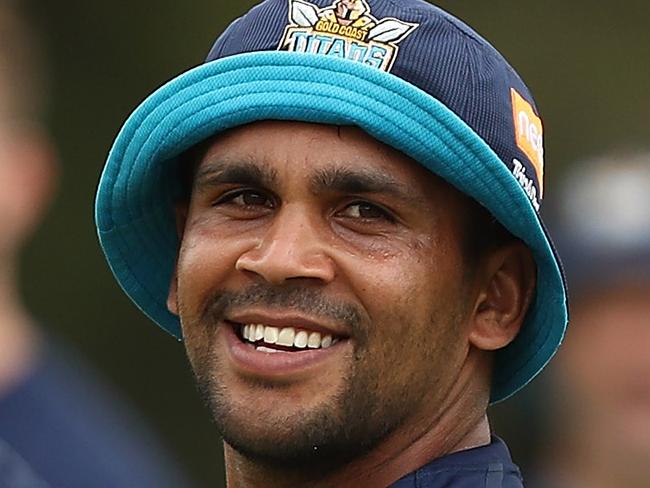 GOLD COAST, AUSTRALIA - NOVEMBER 22:  Tyrone Peachey passes during a Gold Coast Titans NRL training session on November 22, 2018 in Gold Coast, Australia.  (Photo by Chris Hyde/Getty Images)