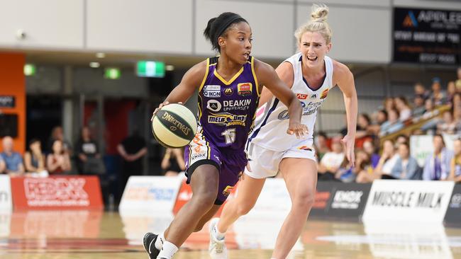 Melbourne Boomers import Lindsay Allen did her best to keep the Boomers in the race. Pic: Lawrence Pinder